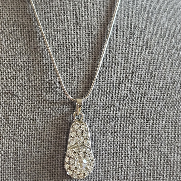 Elegant Silver Pendant Necklace - Picture 4 of 8